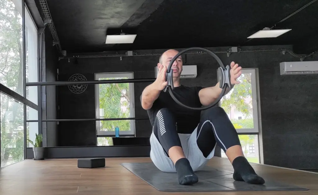 Praticante de Pilates com anel no estúdio da OSTEOENERGY em Évora