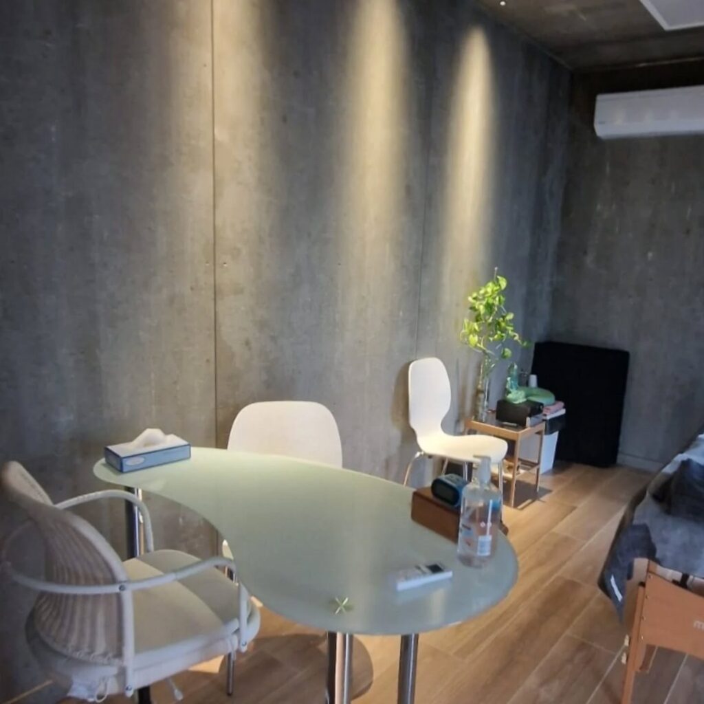 Sala de consulta da clínica, com secretária e parede de viroc