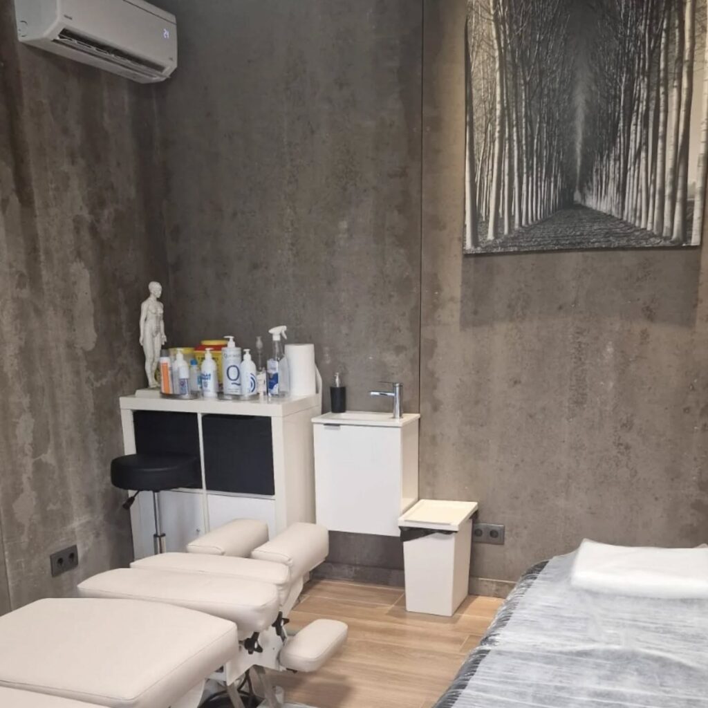 Gabinete de tratamento da Clínica Osteoenergy, na Circular Poente