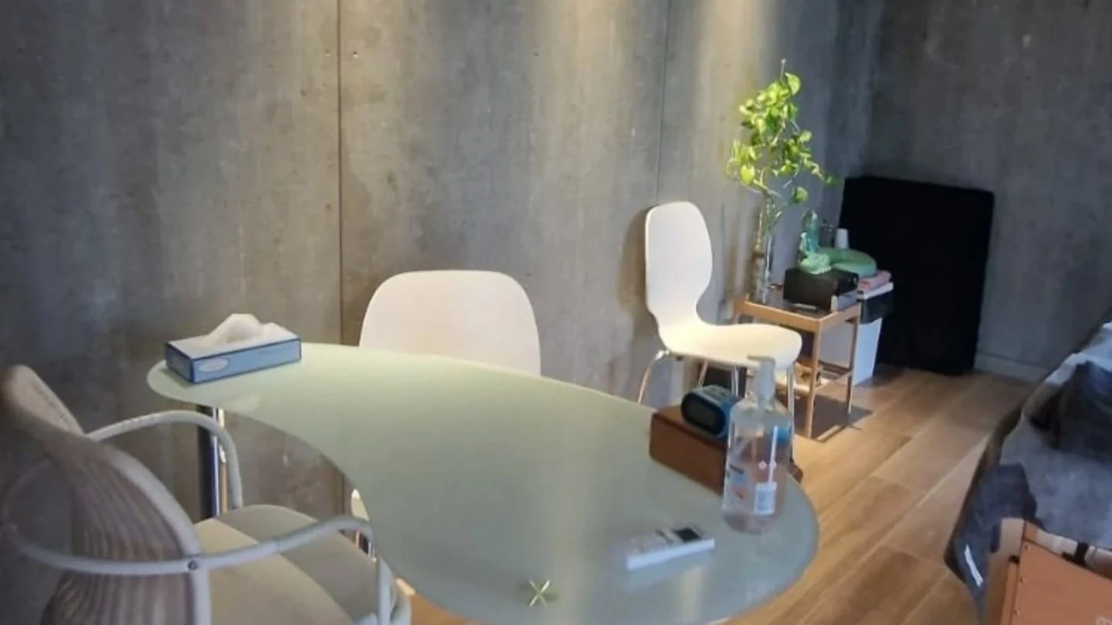 Sala de consulta da clínica, com secretária e parede de viroc