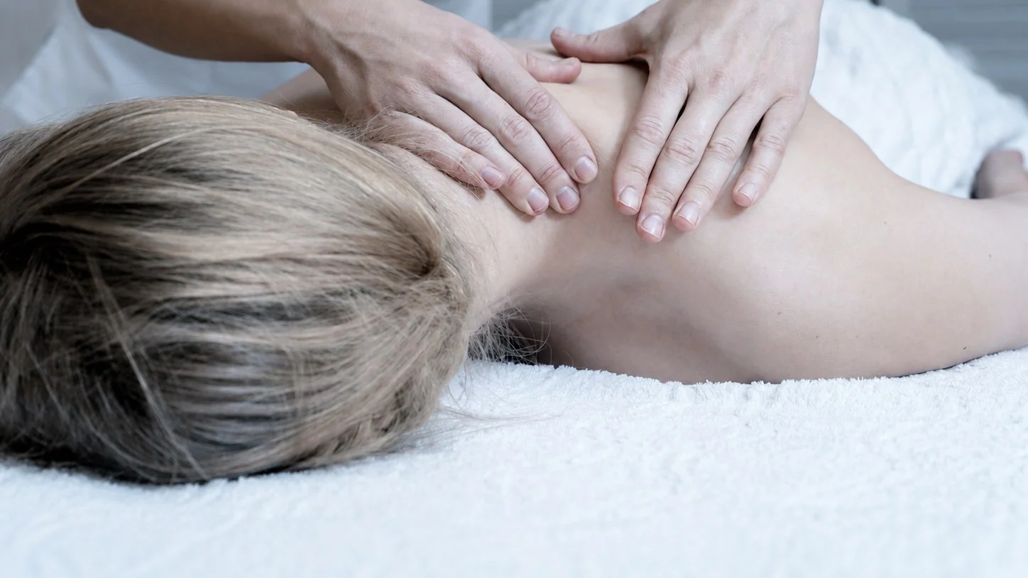 Manobra de massagem sobre as costas