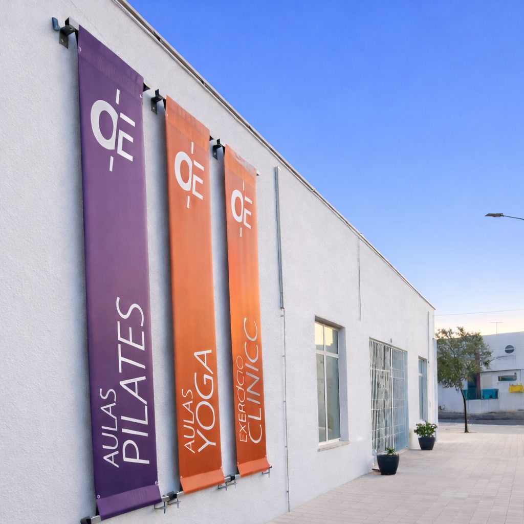 Fachada do Ginásio Osteoenergy no Bacelo, com as bandeirolas de Pilates, Yoga e Exercício Clínico