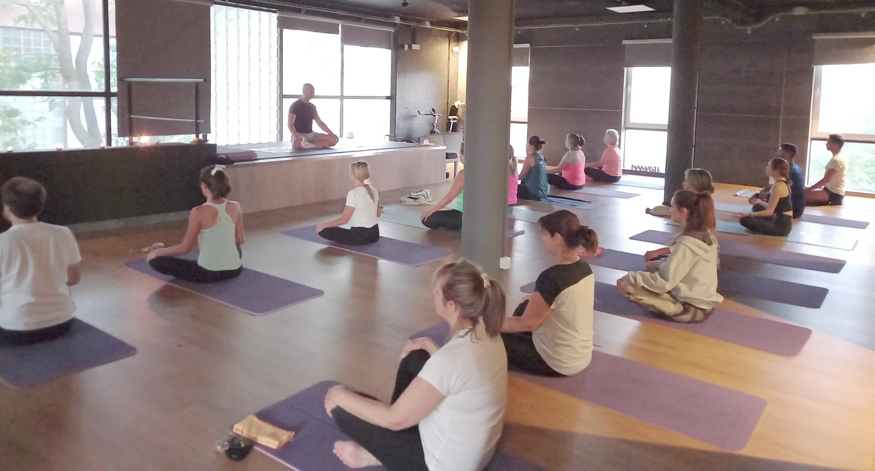 Aula de grupo no estúdio OSTEOENERGY em Évora — yoga e modalidades de exercício acompanhado