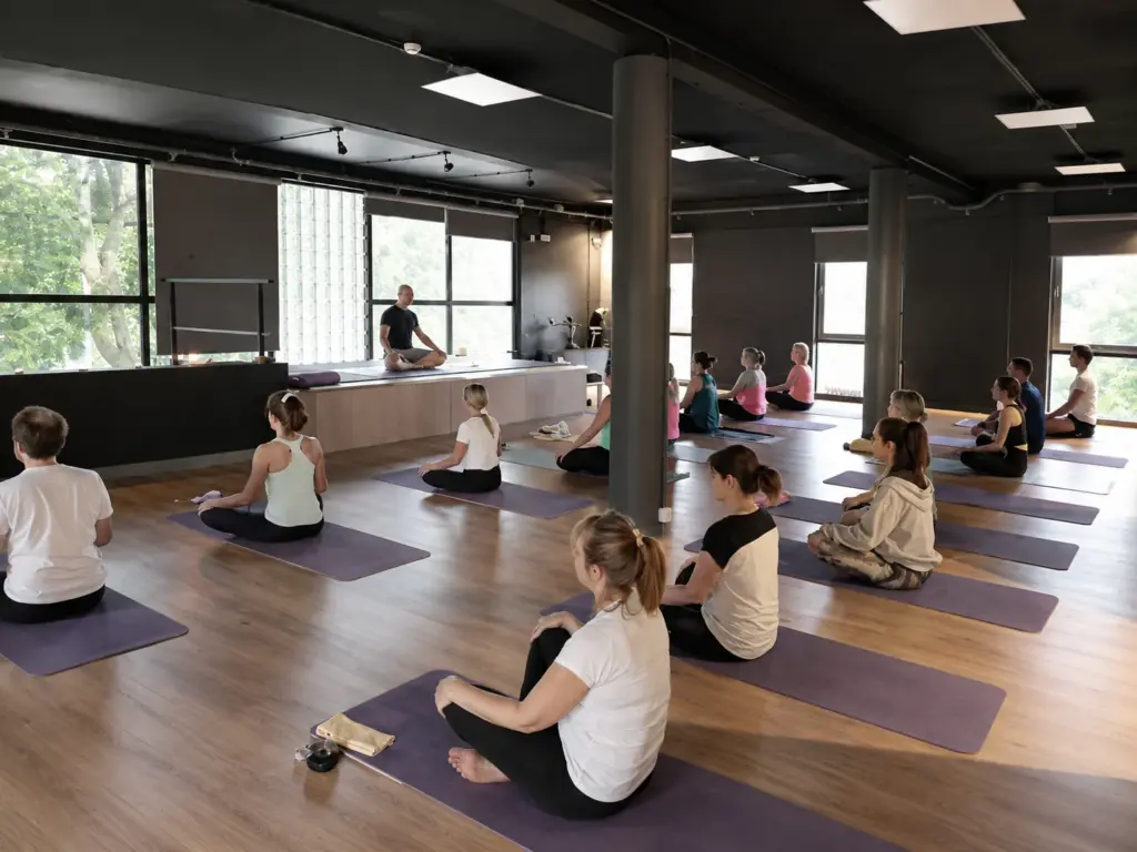Aula de yoga em grupo na sala do Osteo 1