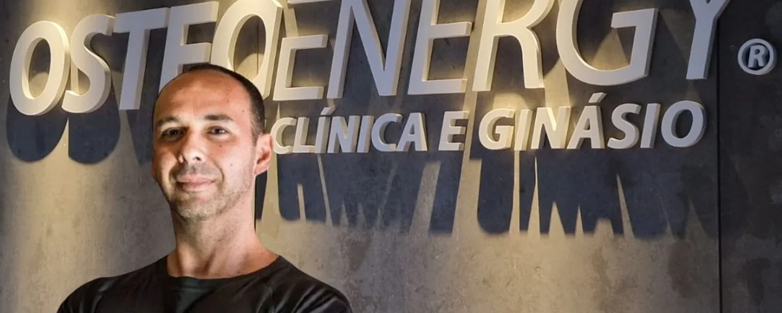Fabio Bazilio junto ao letreiro OSTEOENERGY na recepcao
