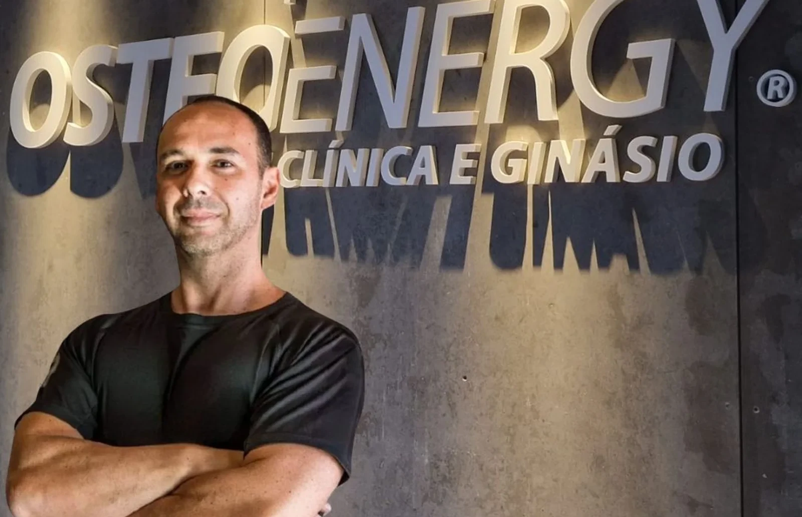Fabio Bazilio junto ao letreiro OSTEOENERGY na recepcao
