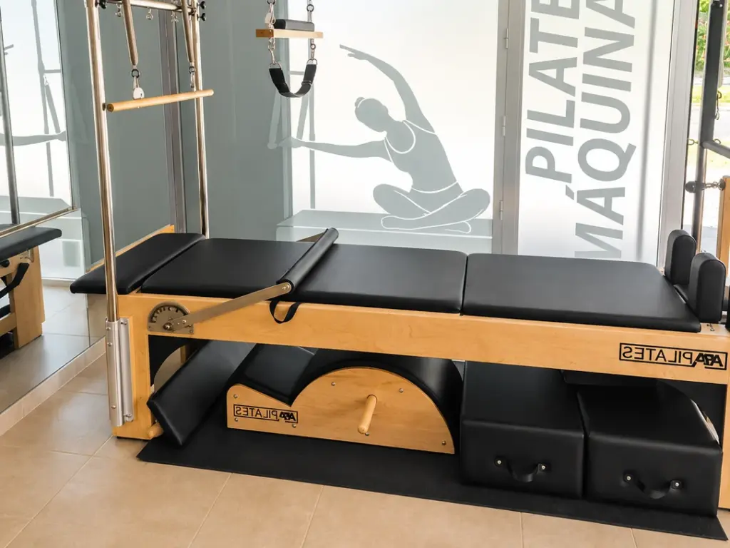Cadillac no Pilates Premium Studio, com a montra Pilates Maquinas ao fundo
